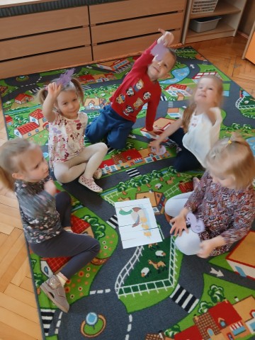 Dwie grupy uczestniczą w zabawach integracyjnych dotyczących dnia kaczki