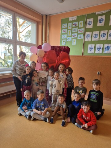 Na obrazku grupa przedszkolaków na pamiątkowym zdjęciu z okazji Walentynek