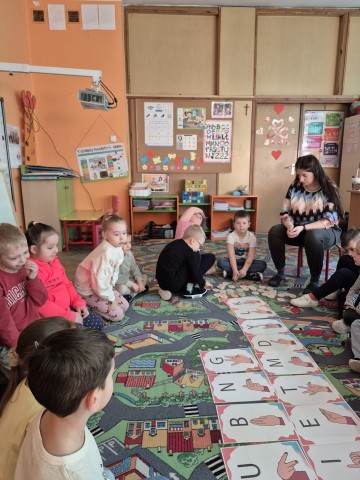 Na zdjęciu grupa dzieci ucząca się języka migowego