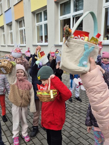 Na zdjęciu widoczne dzieci z koszyczkami.