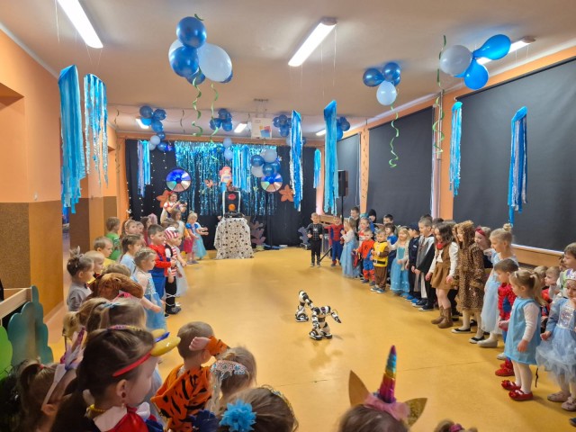 Dzieci tańczą podczas balu karnawałowego w przedszkolu