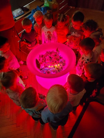 Dzieci uczestniczące w zimowych zabawach sensorycznych