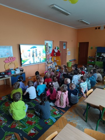 Dzieci biorą udział w zajęciach Dzień Meteorologa, wspólne zabawy , zagadki, film edukacyjny.