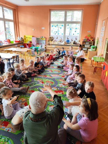 Dzieci uczestniczące w zajęciach czytelniczych