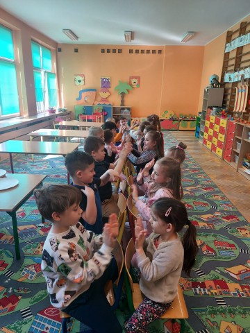 Grupa dzieci bawi się w zabawach ruchowo-tanecznych