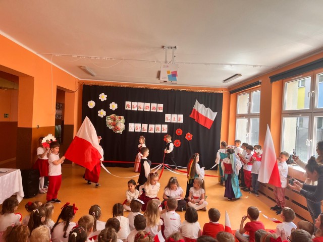 Na zdjęciu widoczne są dzieci wykonujące choreografię do  piosenki "Polska to nasza Ojczyzna"