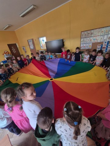 dzieci bawiące się z chustą animacyjną